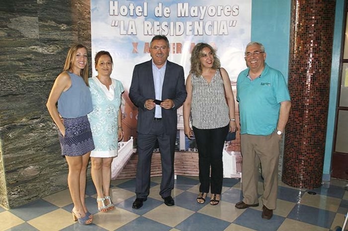 0 El director del Hotel de Mayores junto a la concejala de Mayores, el párroco de Santa Bárbara y personal del centr