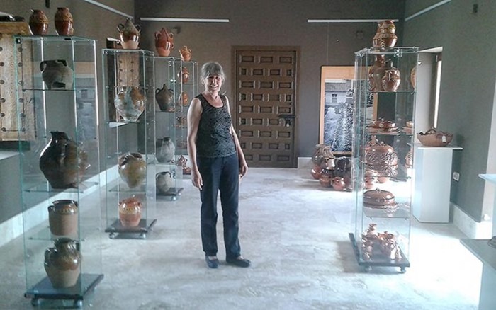 0 Gracia Arias, posando junto a objetos cerámicos expuestos