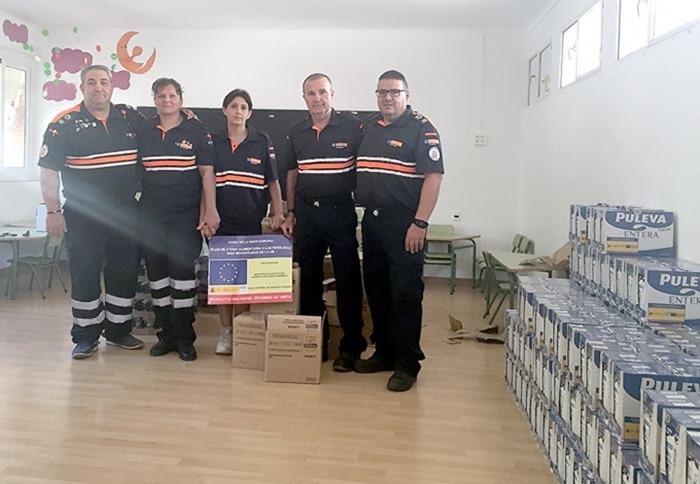 0 Voluntarios de Protecci&oacute;n Civil, con los alimentos a distribuir