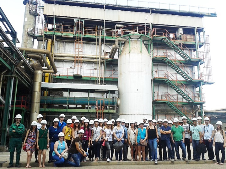 Un centenar de jóvenes investigadores de catálisis en la planta de Fertiberia de Puertollano