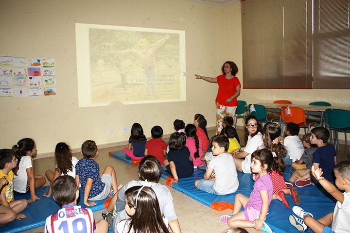 La Escuela de Verano de la Concejalía de juventud de Puertollano arranca con la visita de la doctora Manuela Cid