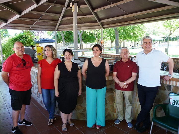 Puertollano se compromete con la integración laboral con la contratación de trabajadores de Emplealia en la gestión del bar de la Dehesa Boyal