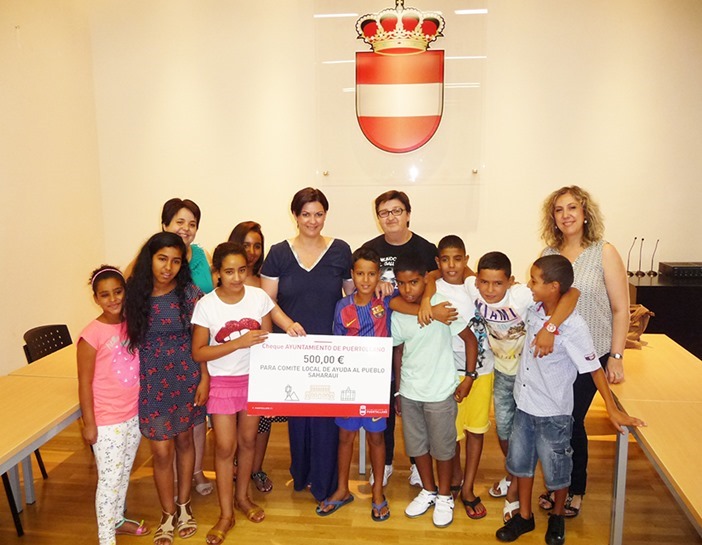 La alcaldesa de Puertollano recibe a los niños saharauis con la aportación de 500 euros en material escolar