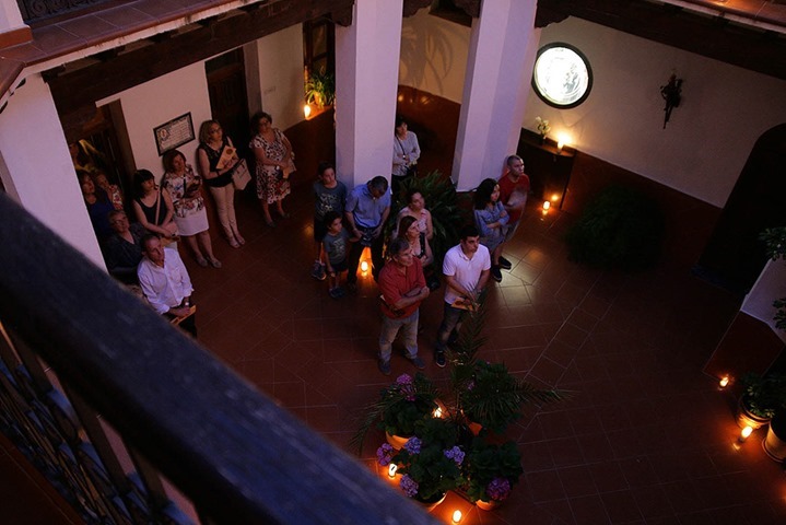 En el iluminado con velas patio de la Casa Natal