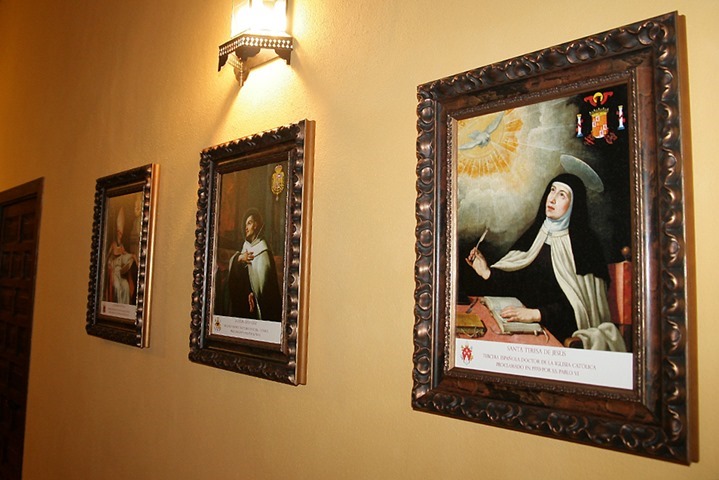 Los retratos de los tres doctores, ya expuestos en el interior de la Casa Natal de Juan de Ávila