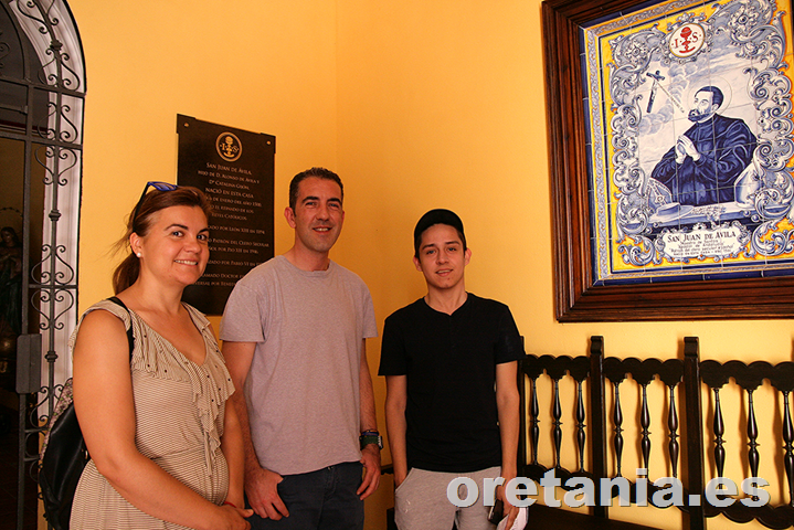 En la Casa Natal de San Juan de Ávila, que cobija el Archivo Parroquial, fueron recibidos por el sacerdote titular, Juan Carlos Torres.