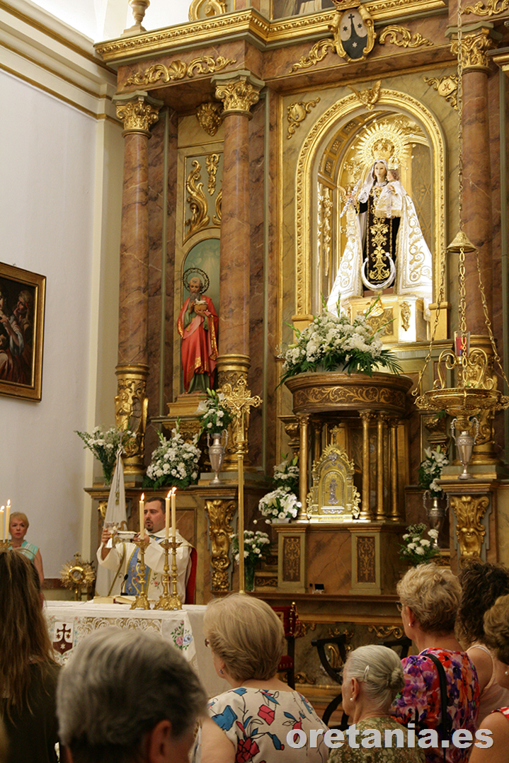 Momento de una de las eucaristías novenaria presidida por el padre trinitario Manuel García.