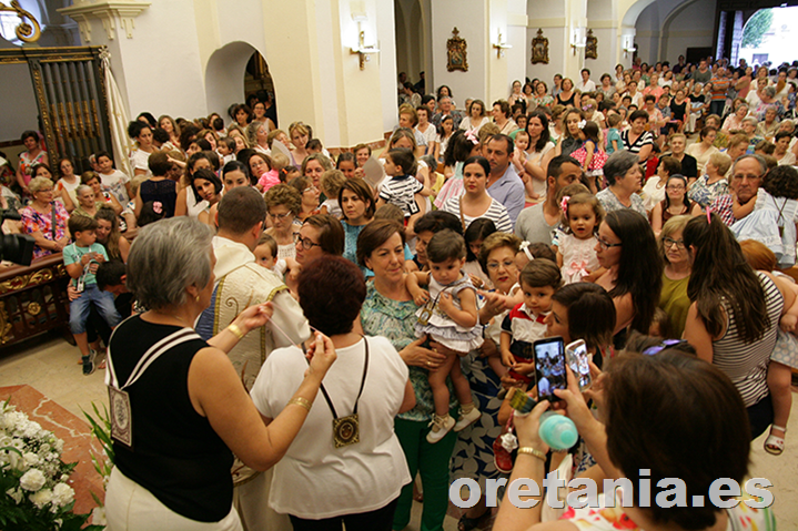 La bendición e imposición de escapularios de la Virgen fue multitudinaria.