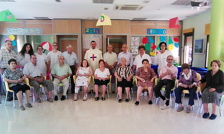 Junto a mayores del Centro de Día. Facilitada por Roberto García-Minguillán de Gregorio.