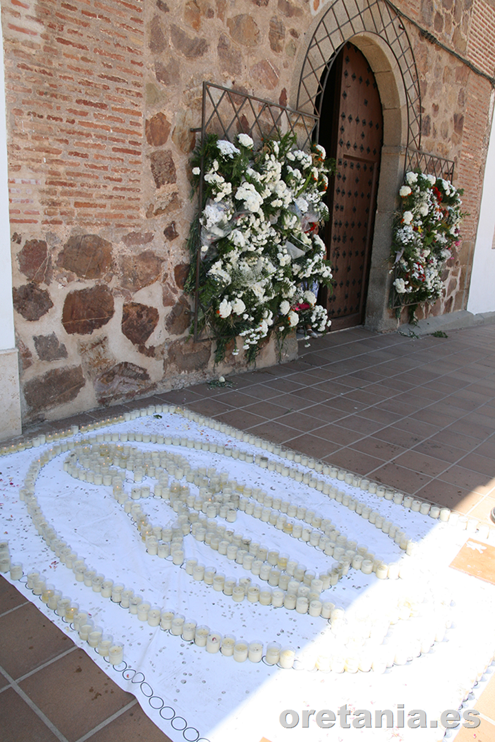 Las velas por los difuntos esbozaron la silueta de la imagen de la Virgen del Carmen.