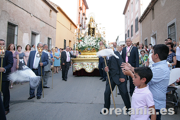 Momento de la suelta de palomas delante de la patrona.