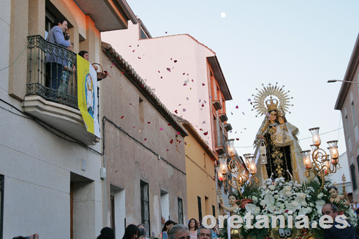 Lluvia de pétalos a la Virgen del Carmen.