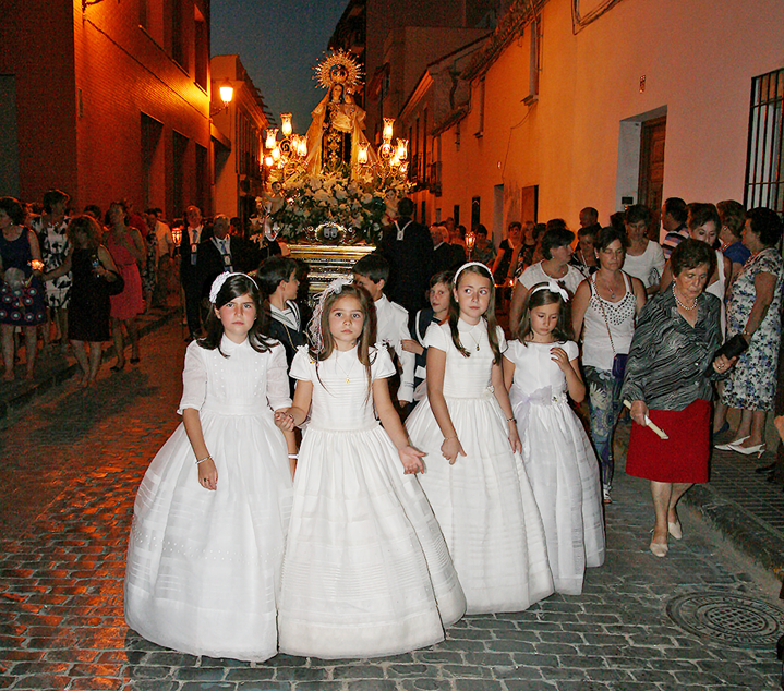 La Virgen del Carmen, al fondo, acompañada en esta imagen de archivo de pequeños que ese año hicieron su primera comunión.