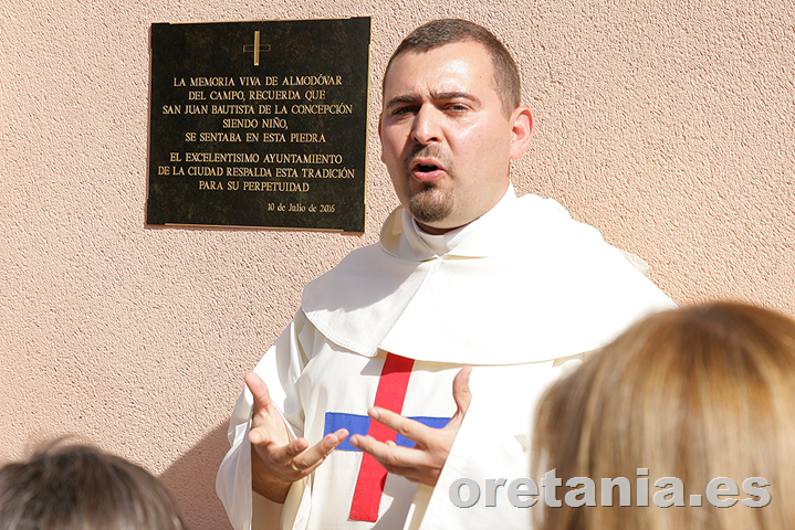 Al fondo, la placa conmemorativa de esta fecha.
