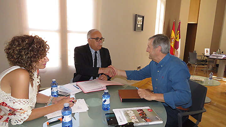 El alcalde de Manzanares, Julián Nieva, y el director de Cáritas en la localidad, Diego R. Gallego, firmaron este convenio en presencia de la concejala de Servicios Sociales, Beatriz Labián