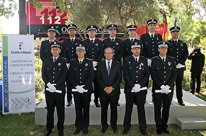 El consejero de Hacienda y Administraciones Públicas, Juan Alfonso Ruiz Molina, junto a policías locales que han recibido el diploma