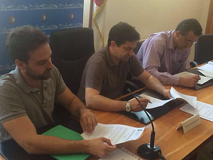 El alcalde de Bolaños de Calatrava, Miguel Ángel Valverde, ha firmado el contrato del proyecto