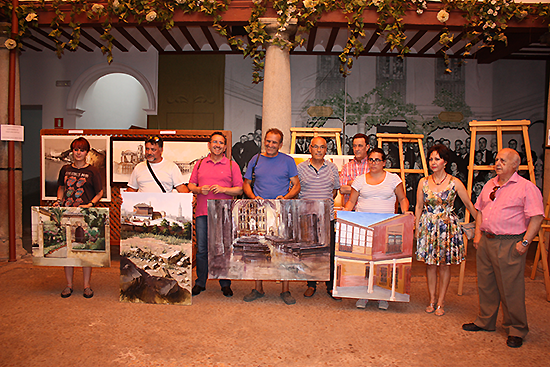 Los ganadores posan con sus trabajos