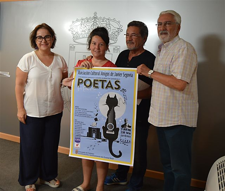 Un momento de la presentación del recital a cargo de miembros de la asociación y la concejala de Festejos, Manuela Prieto
