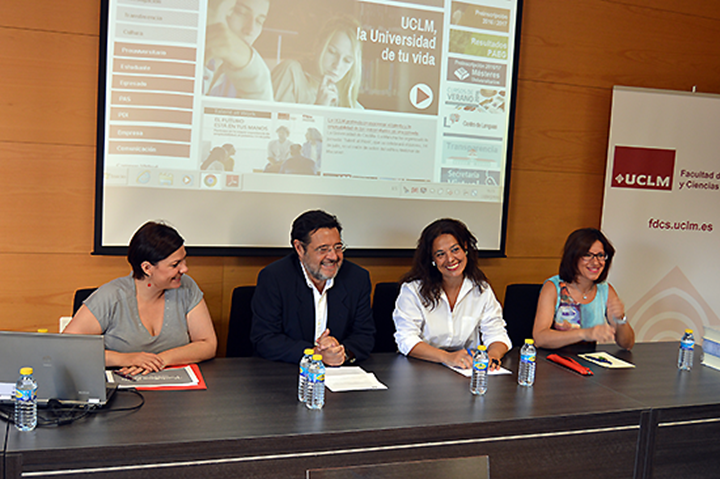 La alcaldesa de Ciudad Real, Pilar Zamora, ha participado junto a las alcaldesas de Puertollano, Mayte Fernández, y de Miguelturra, Victoria Sobrino, en un encuentro  de un curso de la UCLM