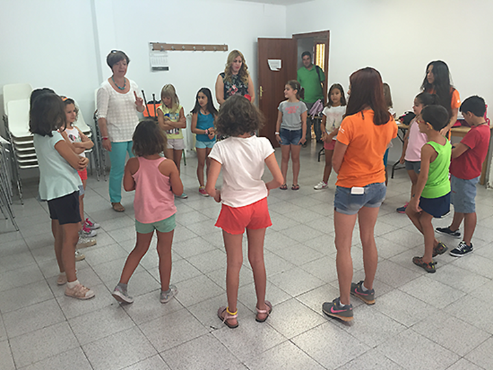 La alcaldesa de Alcázar de San Juan, Rosa Melchor, ha saludado a niños participantes en las actividades
