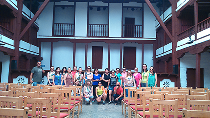 Los participantes en la visita posan en el Corral de Comedias