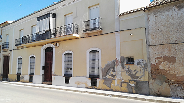 Fachada de3 la vivienda tutelada de Manzanares