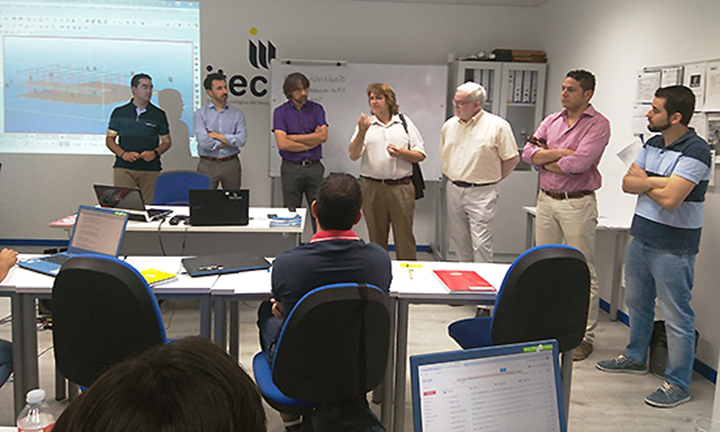 El director provincial de Economía, Empresas y Empleo, Agustín Espinosa, saludo a los alumnos del taller de empleo de Gestión de la Producción en Fabricación Mecánica que se imparte en Tomelloso