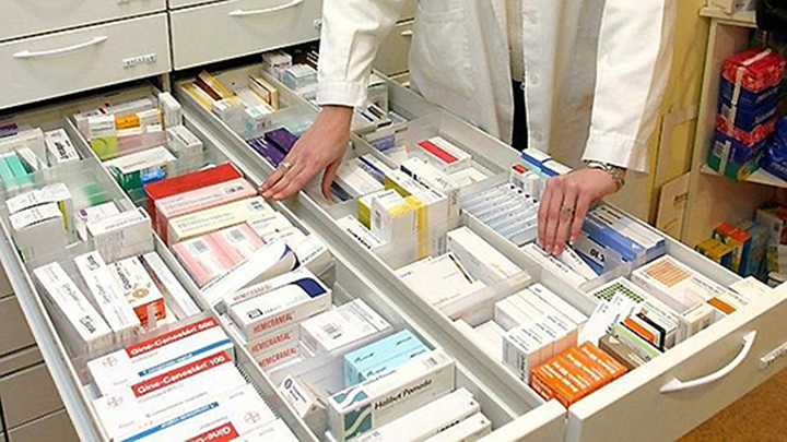 Foto de archivo de medicamentos en una farmacia