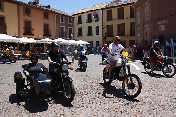 Algunas de las motos participantes en la plaza de La Solana