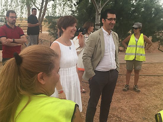 El presidente de la Diputación, José Manuel Caballero y la alcaldesa de Alcázar de San Juan, Rosa Melchor, saludan a trabajadores del plan de empleo 