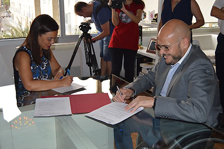 La alcaldesa de Ciudad Real, Pilar Zamora, ha firmado un convenio de colaboración con el presidente de COCEMFE, Anxo Queiruga