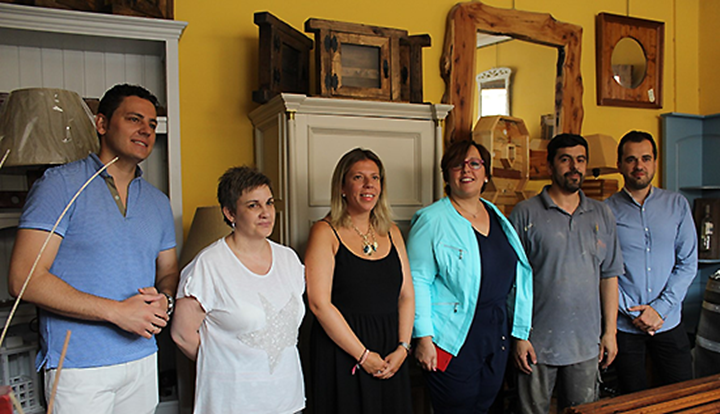 La delegada del gobierno regional en la provincia de Ciudad real, Carmen eresa Olmedo, acompañada de la alcaldesa de Tomelloso, Inmaculada Jiménez, ha visitado el taller de artesanía moderna de la localidad