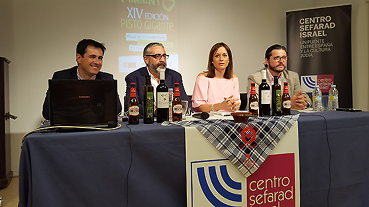 La directora general de Turismo del Gobierno regional, Ana Isabel Fernández Samper, el coordinador del IV Centenario, Gabriel González Mejías, junto con el alcalde de Villanueva de los Infantes; Antonio Ruiz Lucas y el presidente de TURINFA, Antonio Javier del Águila Gálvez, han presentado la iniciativa