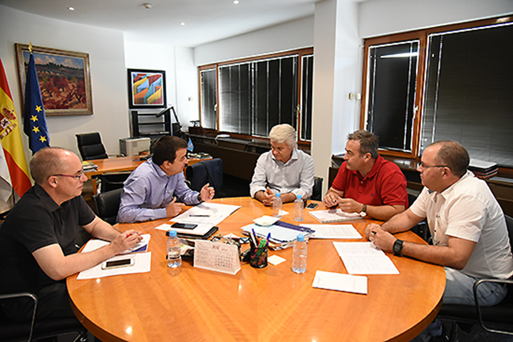   El consejero de Agricultura, Medio Ambiente y Desarrollo Rural, Francisco Martínez Arroyo , se ha reunido con responsables de CCOO en Castilla-La Mancha