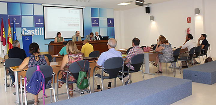 El director general de Coordinación y Planificación, Alejandro Alonso, y la delegada de la Junta en Ciudad Real, Carmen Olmedo, se han reunido con colectivos  de las comarcas de Almadén y del Campo de Montiel 