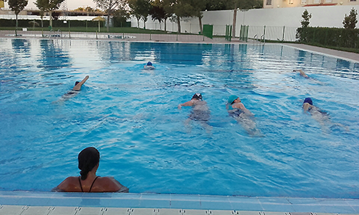 Participantes en un curso de natación en la piscina de Manzanares