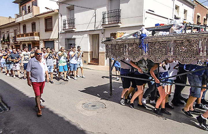 Miembros de la hermandad ensayando el paso