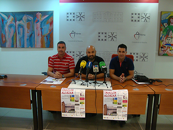 Un momento de la presentación de la prueba en la que estuvieron presentes el concejal de Deportes y Presidente del IMD, Javier Ortega y el Presidente y Vicepresidente del club Triatlón Alcázar, Javier Rivas y José Manuel Domínguez