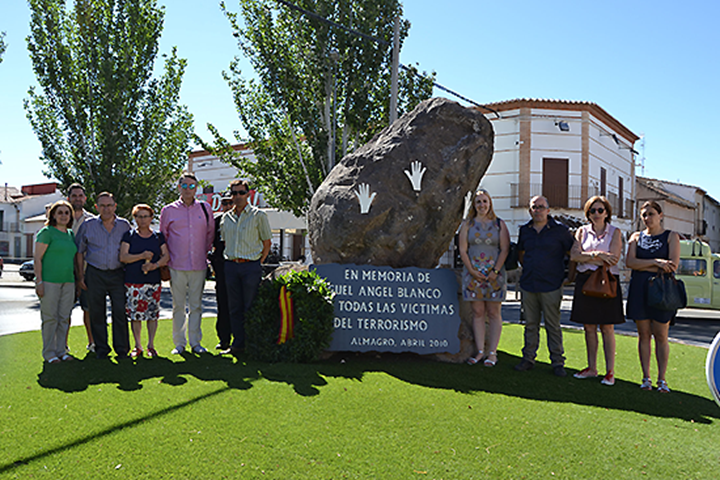 Asistentes al acto junto al monumento de homenaje a Miguel Ángel Blanco, en Almagro