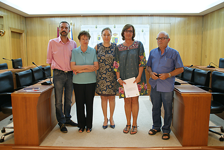 La alcaldesa de Socuéllamos, Pruden Medina, junto a miembros de las dos organizaciones