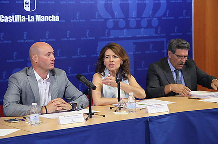 La consejera de Bienestar Social, Aurelia Sánchez, ha comparecido en rueda de prensa tras reunirse con el Consejo Regional del Pueblo Gitano  