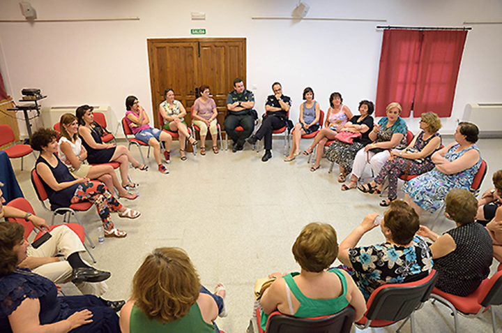 La directora provincial del Instituto de la Mujer de Castilla-La Mancha en Ciudad Real, Carmen Pimienta, mantuvo una reunión en el centro de la mujer