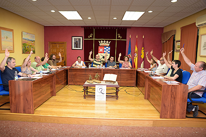 Momento del voto de los concejales a la moción en apoyo a los trabajadores