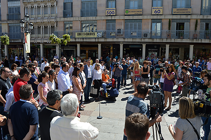 Representantes de  instituciones provinciales y ciudadanos han guardado un minuto de silencio en la plaza del ayuntamiento