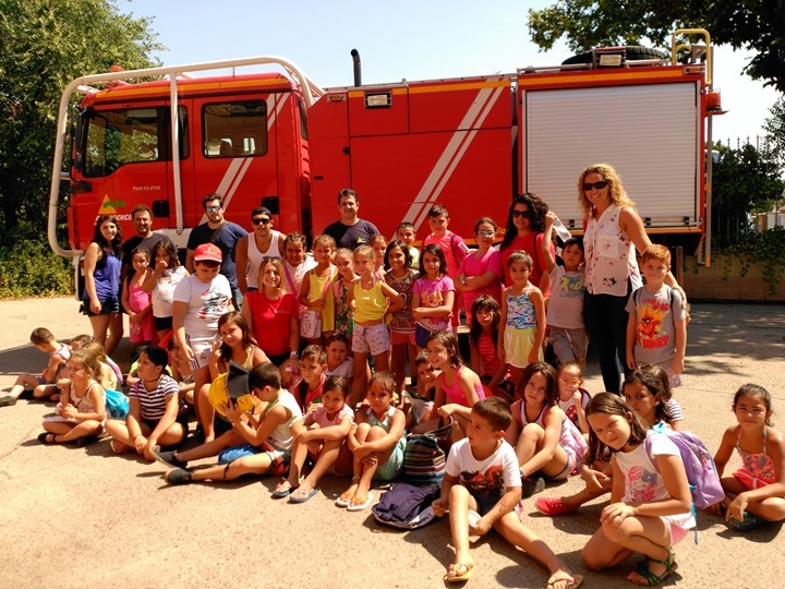 Foto de familia en el parque de bomberos de Puertollano