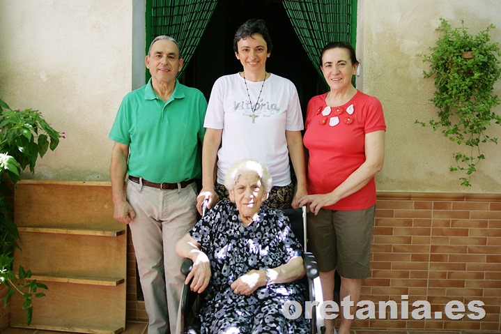 Junto a sus padres y su abuela.