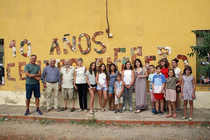 La familia Leal Arias, junto a alumnos y ex autoridades municipales
