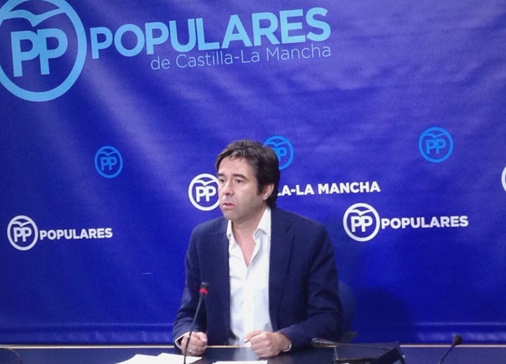 Lorenzo Robisco, portavoz adjunto del PP, hoy en rueda de prensa 100816