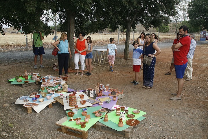 Los familiares de los alumnos contemplan parte de los trabajo expuestos